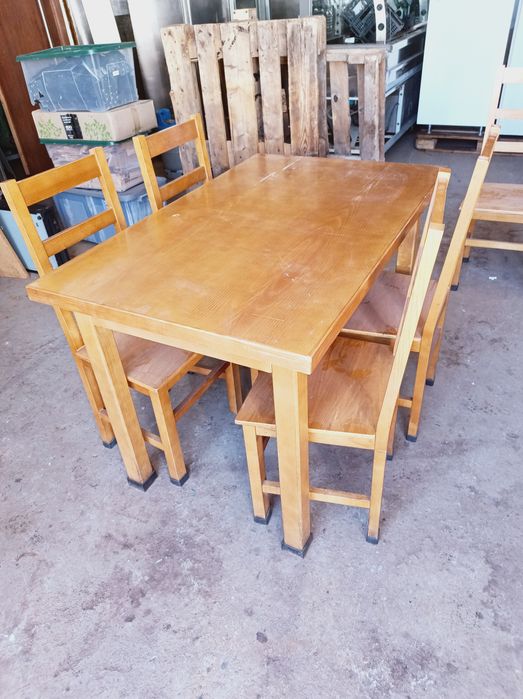 Mesas e cadeiras de madeira