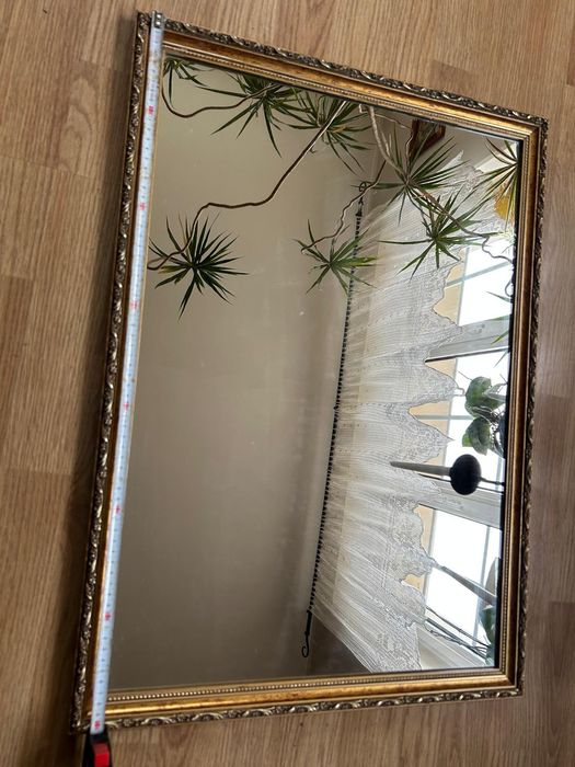 Lustro z ramą koloru złotego