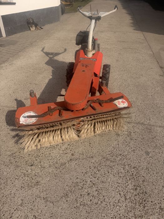 Zamiatarka spalinowa bucher