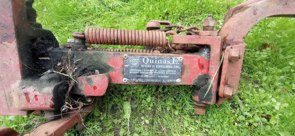 Descavadeira mecânica para a vinha