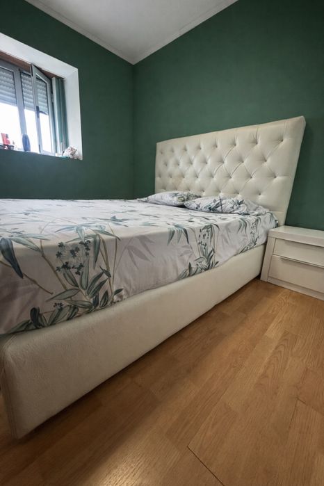 Dormitorio com cama, criado e comoda