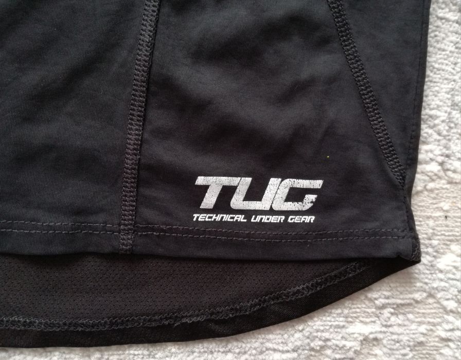 Czarna bluzka sportowa damska na siłownię, fitness