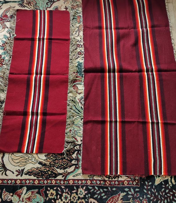 Kapy, narzuty, zapaski, kilim w kolorze bordowym - PRL