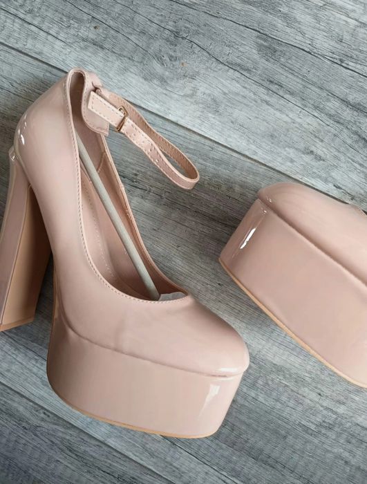 Beżowe buty na wysokim obcasie platforma lakierowane rozmiar 38