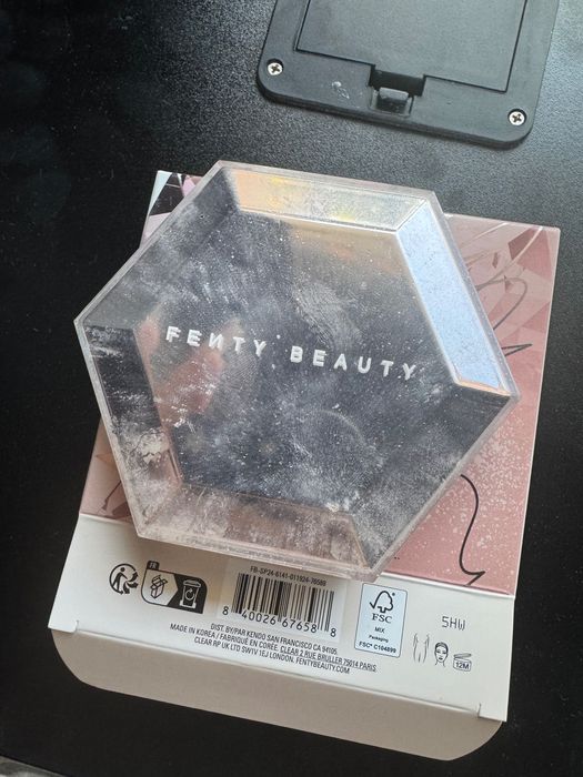 rozświetlacz Fenty Beauty Diamond Bomb  How Many Carats?! 01