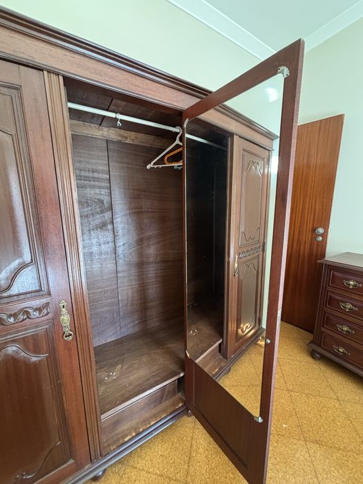 Roupeiro em madeira escuro