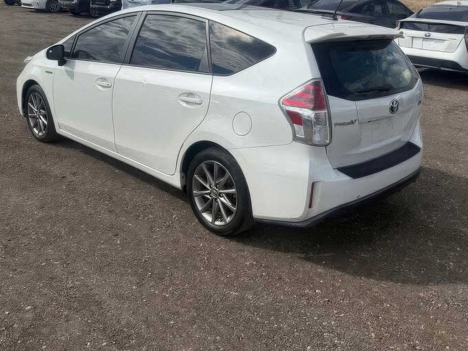 Toyota Prius v Five      2015