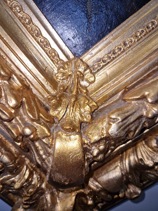 Кіоти та рами з різьбою