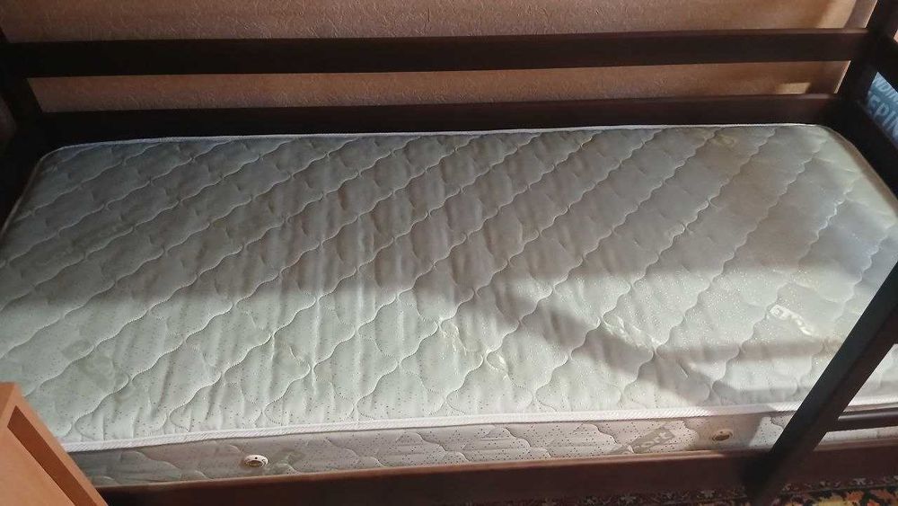 Продам двоповерхове дерев'яне ліжко "Шрек", разом з матрацами.