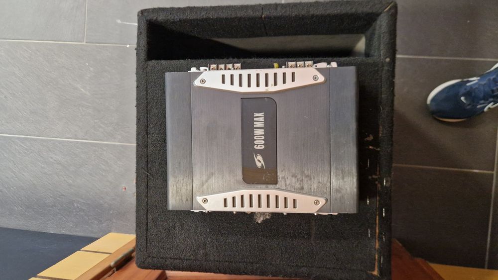 Subwoofer c/caixa, amplificador e condensador.