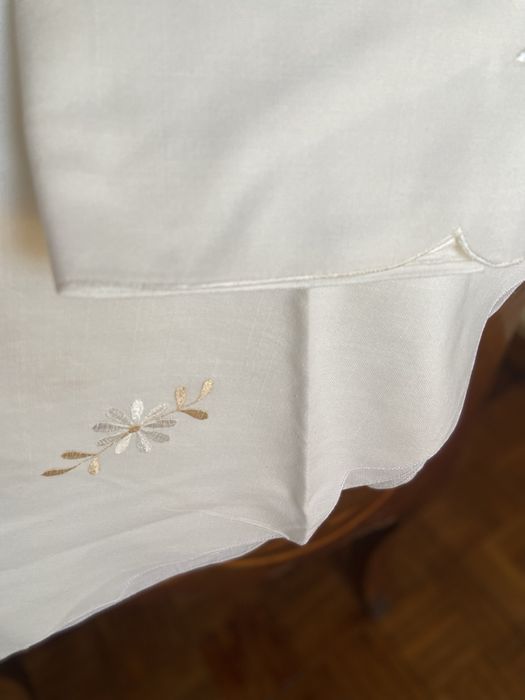 Toalha de mesa redonda com guardanapos