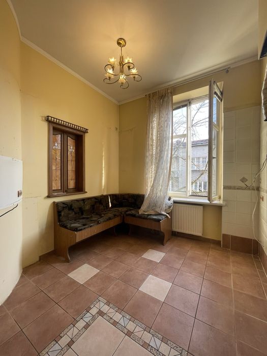 Продаж квартири в австрійському будинку франківський р-н