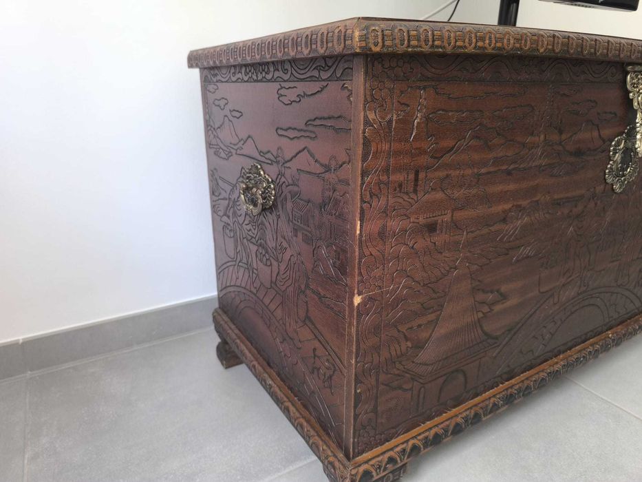 Arca antiga em madeira com algum uso