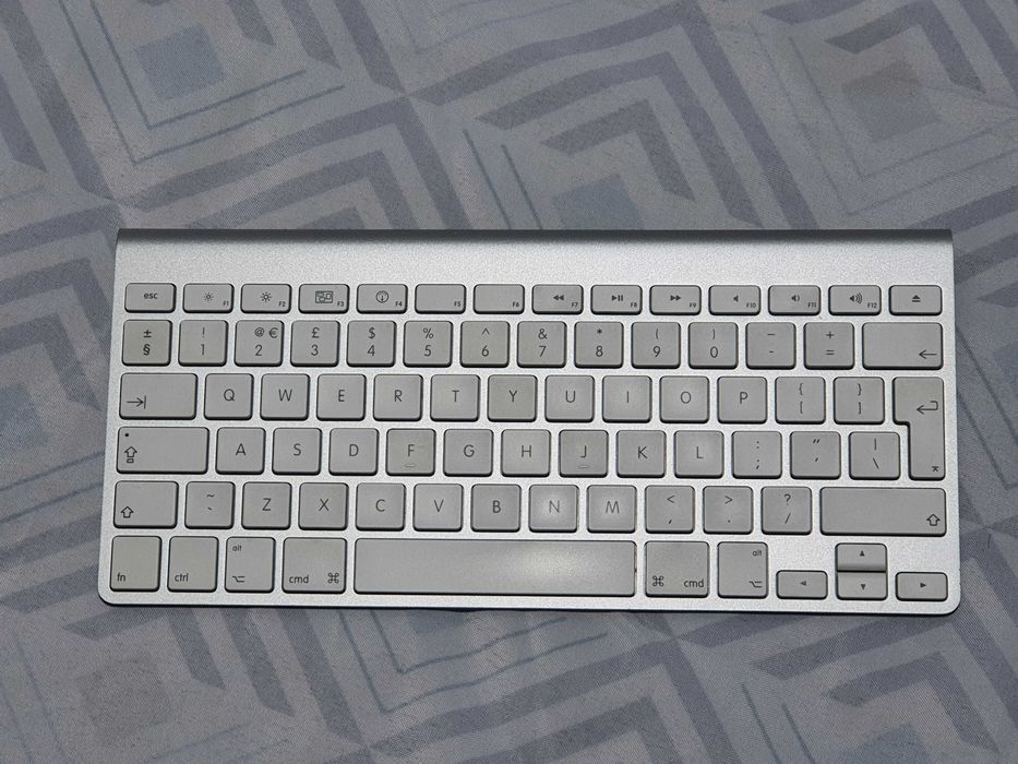 Teclado Apple / Mac /  sem fios / como novo ( muito pouco uso )64586274606081124