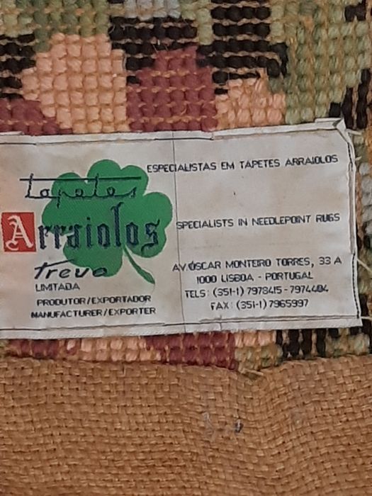 Tapetes de arraiolos de grandes dimensões e várias cores