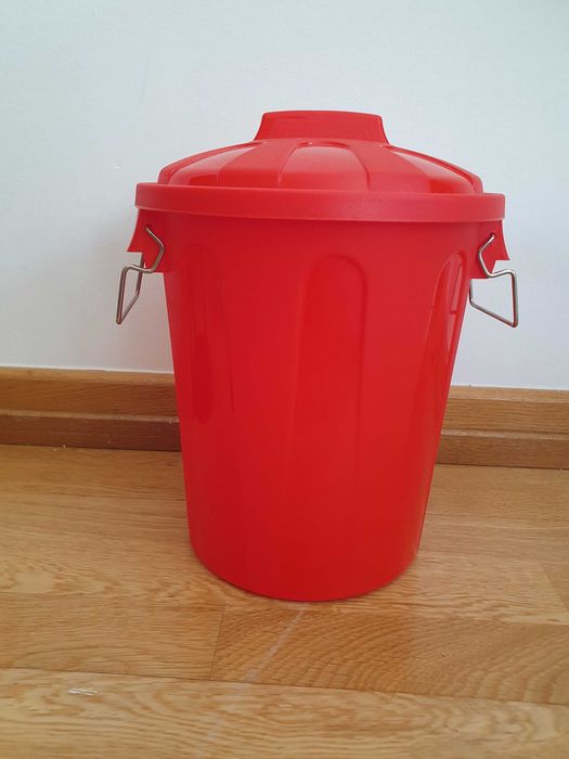 Papeleira vermelha / small red trash can