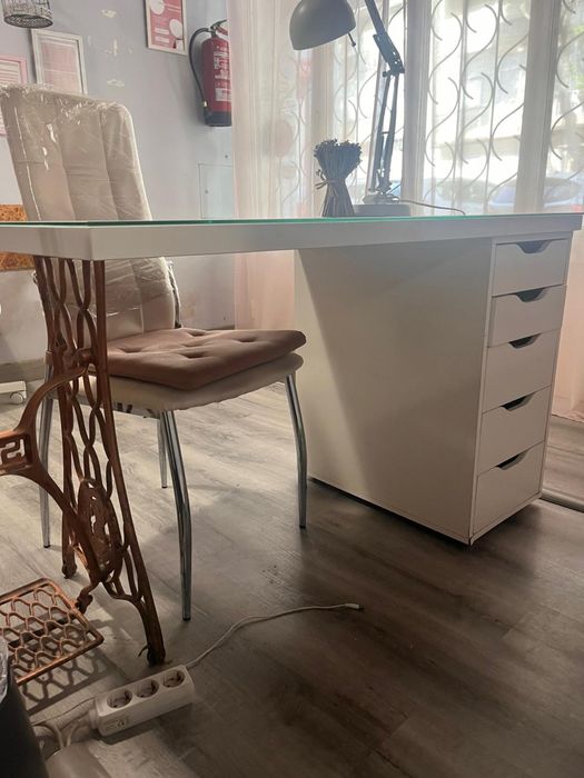 Secretaria com base de vidro e gaveteiro