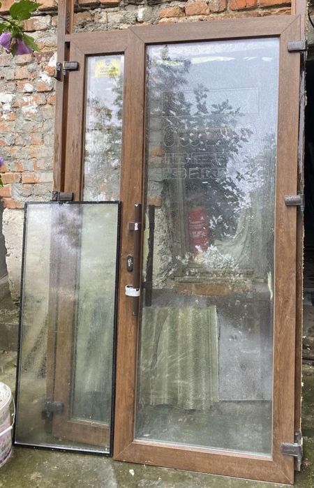 Металопластикові двері( коричневі і білі) б/ у