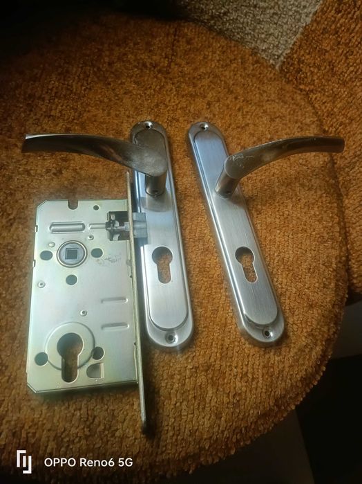 zamek do drzwi z klamką