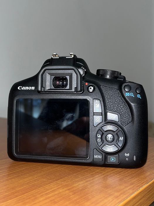 Kit Fotográfico CANON EOS 2000D