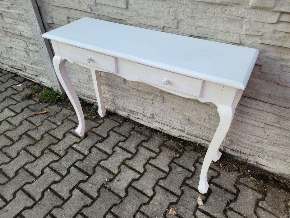 Elegancki  stolik-konsolka.