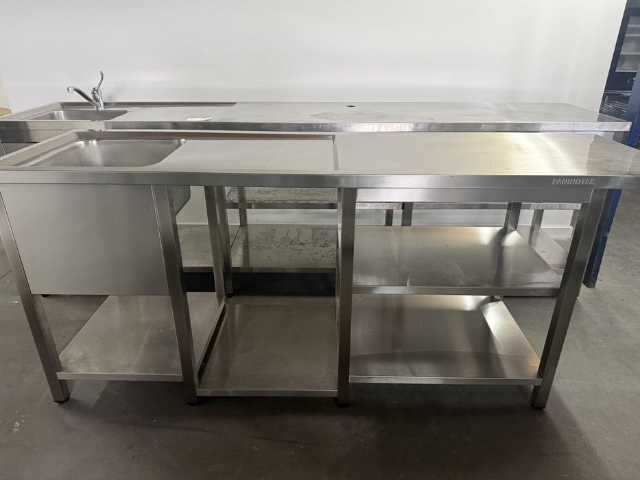 Bancada com pio á esquerda e local para maquina de lavar copos