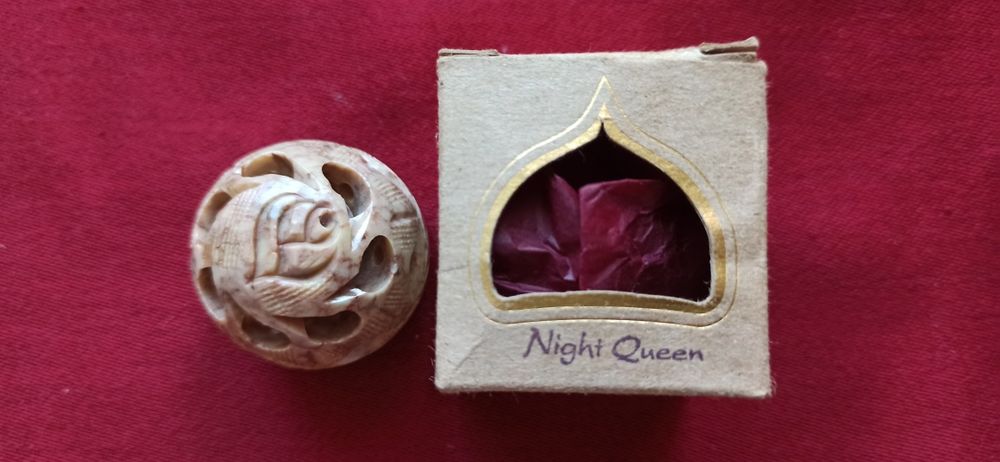 Niezwykle zachwycające orientalne perfumy "Night Queen"  Temple Essenc