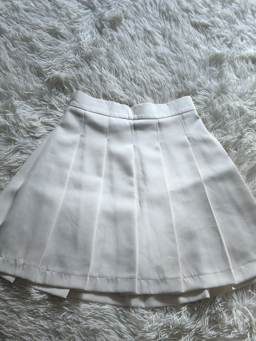 Біла спідниця