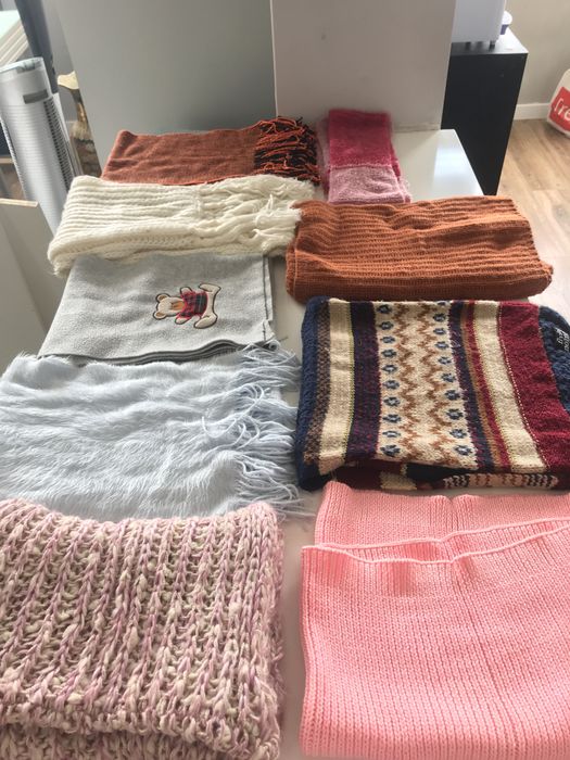 Vários Cachecóis/ Pêlos/ Golas/ Lenços/ Echarpes de modelos diferentes