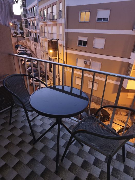 Conjunto 2 cadeiras + mesa