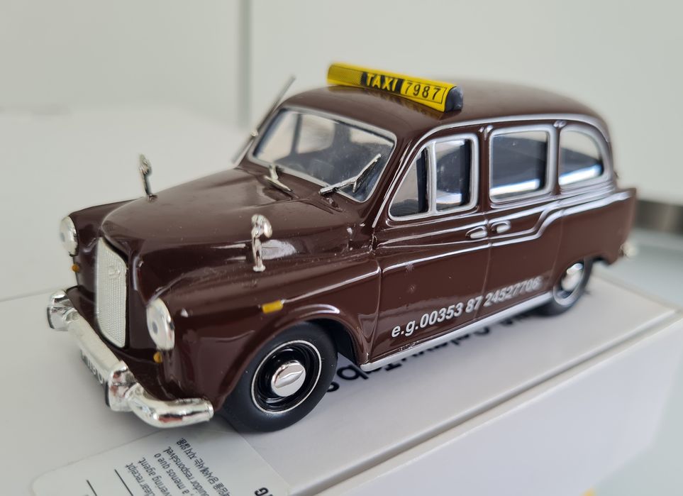 Miniatura diecast "1980 AUSTIN FX4 - DUBLIN". Escala: 1:43