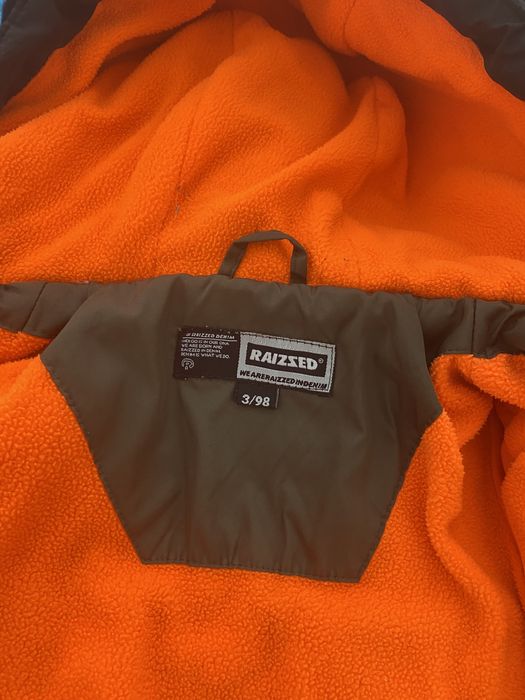 Куртка тепла, на хододну осінь.