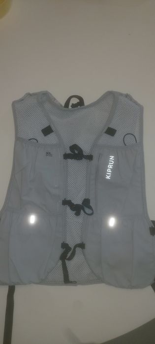 Vendo mochila de hidratação cinza Kiprun de 8L.