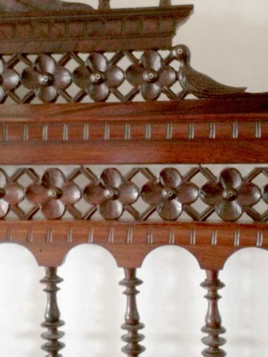 Cama antiga em madeira exótica