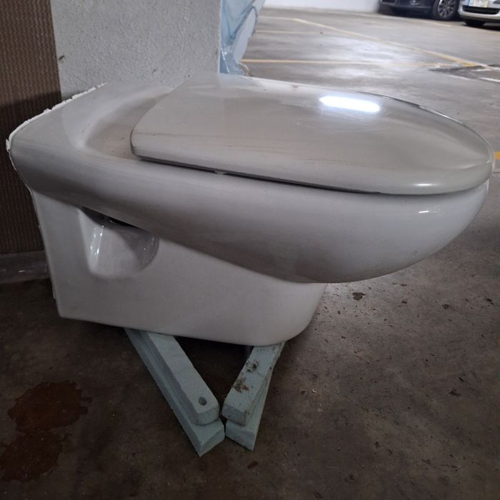 Sanita suspensa Roca com descarga a parede