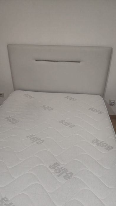 Cama com colchão e estrado