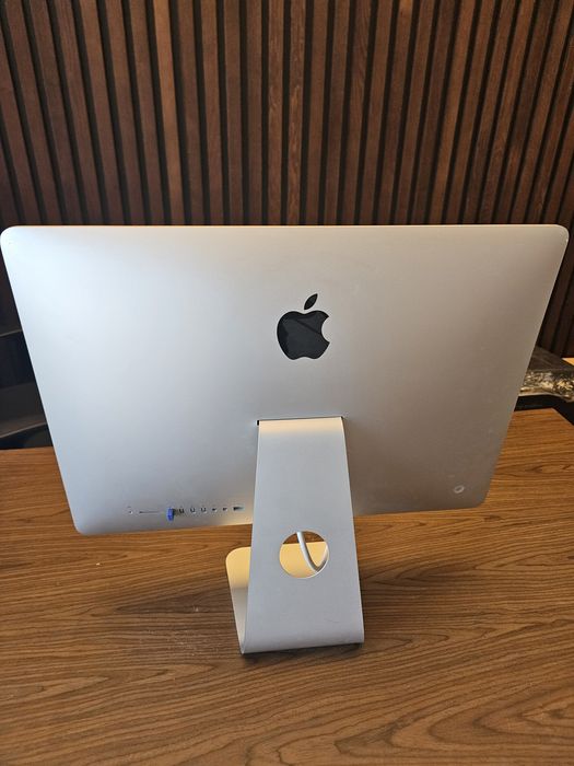 iMac 21.5" Retina 4K (Final 2015) i5 3.1GHz / 8GB RAM + Teclado e Rato Apple
