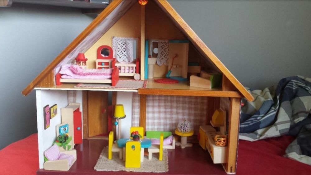Domek dla lalek ręcznie robiony oświetlony drewniany