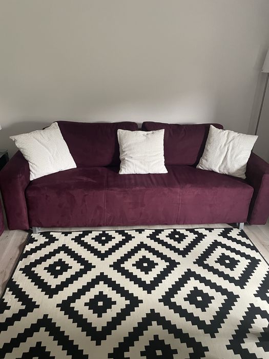 Rozkladana fioletowa kanapa i fotel