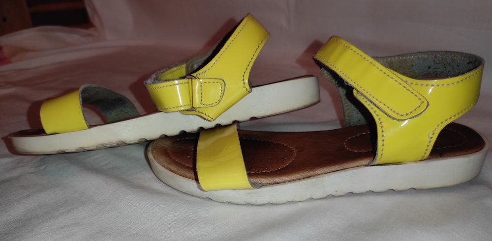 Туфельки, босоніжки.