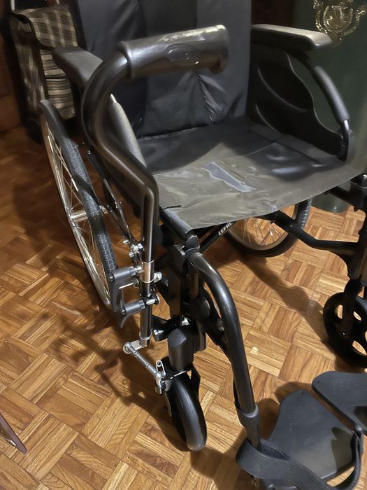 Cadeira de rodas especial para ser utilizada só com a mão direita