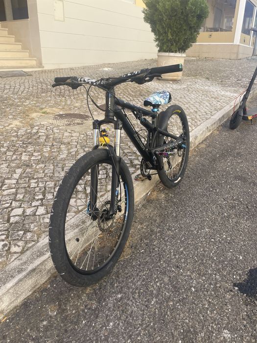 Bicicleta (com muitos extras)