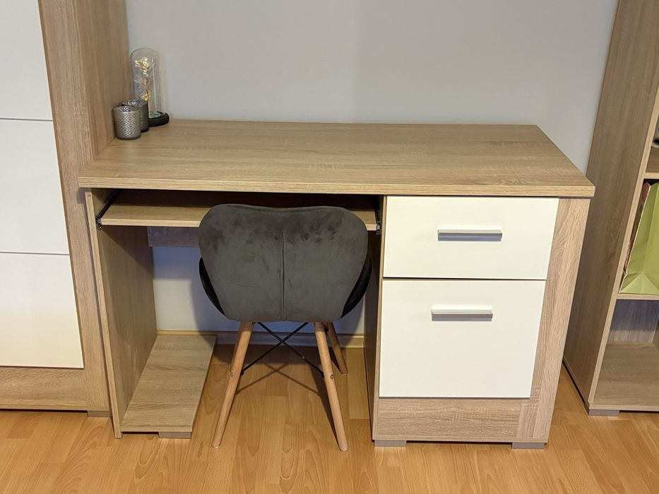 Biurko jasne z szufladami.