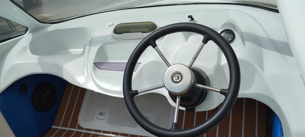 Катер для романтичних прогулянок.