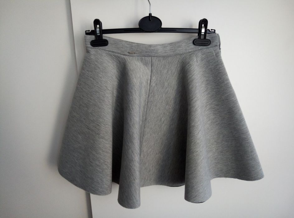 Elegancka szara falbanowana spódnica z neoprenu (Chillin), rozm. 38