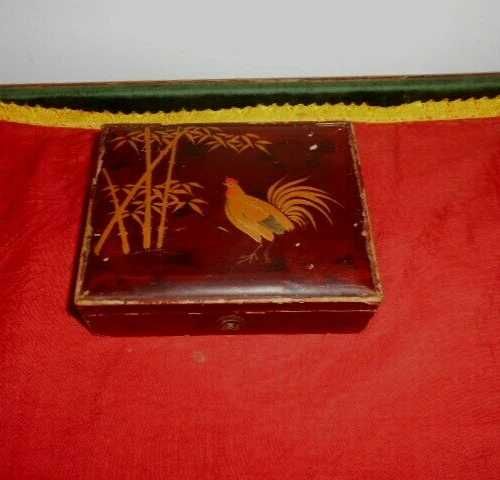 Caixa Antiga Japonesa Lacada com Decoração de Galo em Relevo