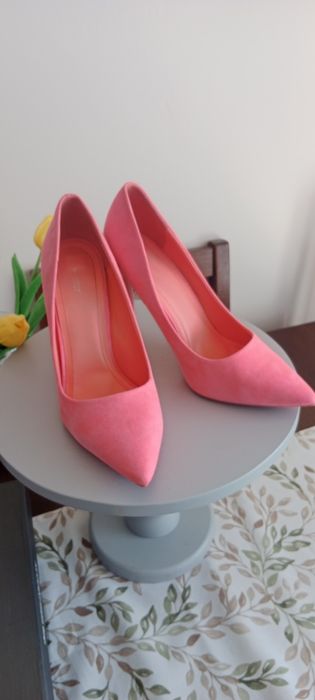 Szpilki neonowy róż, niestety zdjęcia nie oddają tego koloru