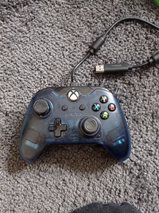 Xbox One + 2 jogos + 2 comandos