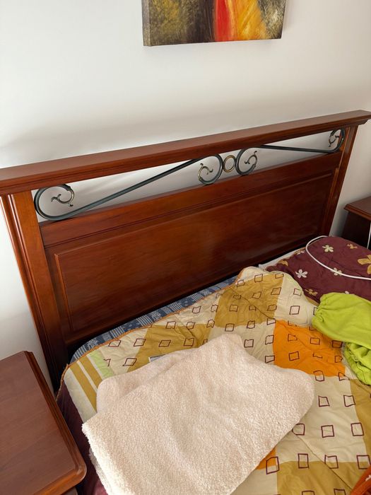 Cama á venda com colchão