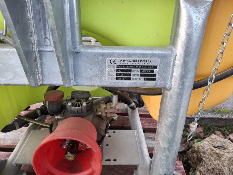 Pulverizador Rocha de 300 Litros.